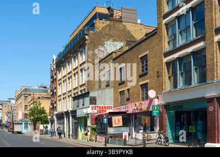 Curtain Road, Shoreditch, London, Großbritannien, mit Geschäften und Geschäften Stockfoto