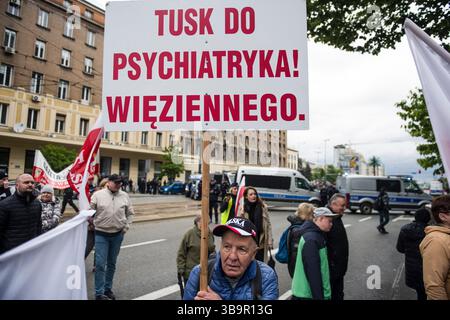 Warschau, Polen. Mai 2025. Ein Mann hält ein Anti-Donald Tusk-Plakat (polnischer Premierminister) mit der Aufschrift „Tusk to Psychiatrie“ während des Anti-Migrations-marsches. Nationalisten versammelten sich, um an einem Protest teilzunehmen, der "Marsch gegen Migration" genannt wurde. Der marsch wurde von der Organisation Border Defense Movement (Ruch Obrony Granic) organisiert und unter dem Motto „Stop the Wave of Mass migration from Alien Cultures“ (stoppt die Welle der Massenmigration aus fremden Kulturen). Quelle: SOPA Images Limited/Alamy Live News Stockfoto