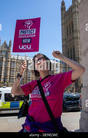 London, UK, 26. April 2025. Ein Mitglied der UCU hält ein Plakat. Hunderte von Mitgliedern der UCU (University and College Union) halten eine demonstration und Kundgebung in Central London ab. Lehrer, Dozenten und Wissenschaftler fordern ein Ende der Kürzungen, der Finanzreformen, der Angriffe durch die Medien und der Erosion des Berufsstolzes. Man geht davon aus, dass die von den Universitäten eingeführten Ausgabenreformen die Zahl der Mitarbeiter verringern und die Graduiertenstudiengänge reduzieren werden. Gewerkschaften glauben, dass dies zu einem Rückgang des Bildungsstandards im gesamten Vereinigten Königreich führen könnte. Quelle: James Willoughby/ALAMY Live News Stockfoto