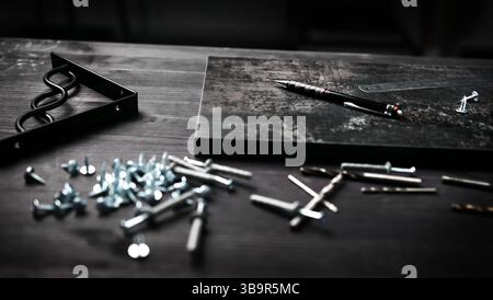 Zimmermann Werkzeuge und Schrauben auf Einem Tisch mit Spanplatte als Regal Stockfoto