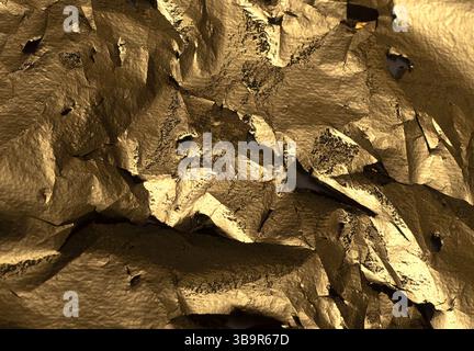 Goldfarbene Metallic-Folienstruktur mit zerknitterten, abgerissenen Kanten. Glänzende, reflektierende Oberfläche mit sattem, dunklem und hellem Kontrast. Verstörtes, zerknittertes Papier mit Stockfoto