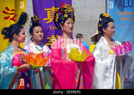 London, Großbritannien. Mai 2025. Feierlichkeiten zum Falun Dafa-Tag auf dem Trafalgar-Platz. Der chinesische Staat Verbot die Bewegung 1999 und Verbot sie als „böse Sekte“, und sie werden als Bedrohung für die Kommunistische Partei angesehen. Quelle: JOHNNY ARMSTEAD/Alamy Live News Stockfoto