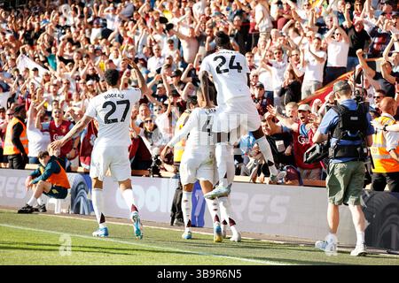 Vitality Stadium, Boscombe, Dorset, Großbritannien. Mai 2025. AFC Bournemouth gegen Aston Villa; Watkins of Aston Villa feiert, nachdem er in der 6. Minute 45 1-0 Punkte erzielte. Credit: Action Plus Sports/Alamy Live News Stockfoto