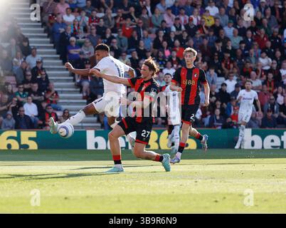 Vitality Stadium, Boscombe, Dorset, Großbritannien. Mai 2025. Premier League Football, AFC Bournemouth gegen Aston Villa; Watkins of Aston Villa schießt in der 6. Minute 45 ins Tor und erzielt 1-0 Punkte. Credit: Action Plus Sports/Alamy Live News Stockfoto
