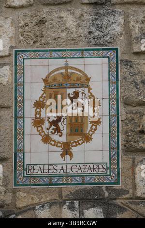 Keramikfliesen mit der Aufschrift „REALES Alcázares“ an einer Steinmauer in Sevilla, Spanien, markieren den historischen Palast des Königlichen Alcázar. Sevilla, Spanien Stockfoto