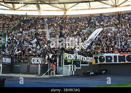 Rom, Italien. Mai 2025. Fans von Juventus während des Spiels der Serie A zwischen SS Lazio und Juventus FC im Stadio Olimpico Rom Italien am 10. Mai 2025. Quelle: Nicola Ianuale/Alamy Live News Stockfoto