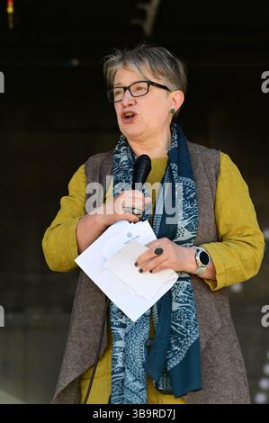 LONDON, GROSSBRITANNIEN. Mai 2025. Natalie Bennett ist eine Politikerin und Journalistin, die von 2012 bis 2016 als Anführerin der Grünen Partei von England und Wales beim Republic Day 2025 von der Republik gefeiert wurde, um die Monarchie abzuschaffen und das Land zum Besseren zu transformieren. Sie findet am Trafalgar Square in London statt. (Foto von 李世惠/siehe Li/Picture Capital) Credit: Siehe Li/Picture Capital/Alamy Live News Stockfoto