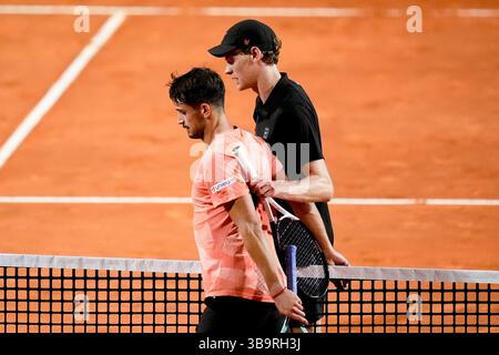 Rom, Italien. Mai 2025. Jannik Sinner von Italien begrüßt Mariano Navone von Argentinien während des Internationalen BNL d’Italia Day 6 im Foro Italico am 10. Mai 2025 in Rom. Quelle: Giuseppe Maffia/Alamy Live News Stockfoto