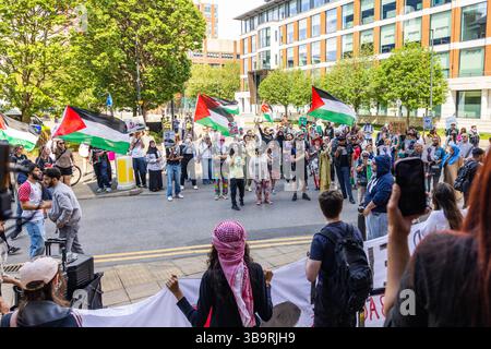 Leeds, Großbritannien. MAI 2025. Aktivisten versammeln sich vor einem, Wellington Place, als etwa 200 Menschen an einem „Tag der Aktion“ pro Palästina-marsch in Leeds teilnahmen. Die Veranstaltung, die keiner bestimmten Gruppe angehört, marschierte auf Straßen durch das Stadtzentrum, unter anderem durch Briggate und entlang der Boar Lane, bevor sie vor den Versicherungsbüros der Allianz in Wellington Place Halt machte. Credit Milo Chandler/Alamy Live News Stockfoto