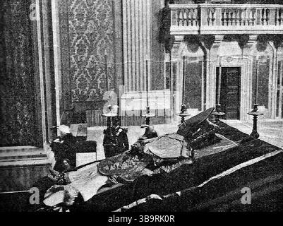 Der einbalsamierte Leichnam von Papst Leo XII. In der Kapelle des Sakraments. Papst Leo XIII. (* 2. März 1810 als Gioacchino Vincenzo Raffaele Luigi Pecci; 20. Juli 1903) war vom 20. Februar 1878 bis zu seinem Tod im Juli 1903 Leiter der katholischen Kirche. Er hatte die viertlängste Herrschaft eines jeden Papstes. Er ist bekannt für seinen Intellektualismus und seine Versuche, die Position der katholischen Kirche in Bezug auf das moderne Denken zu definieren. In seiner berühmten Enzyklika Rerum novarum aus dem Jahr 1891 stellte Papst Leo die Rechte der Arbeiter auf fairen Lohn, sichere Arbeitsbedingungen und die Bildung von Gewerkschaften dar. Stockfoto