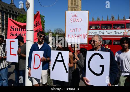 LONDON, GROSSBRITANNIEN. Mai 2025. Eine Demonstration, die darauf abzielte, den Indien-Pakistan-Krieg zu beenden. Das Modi-Regime leitete einen Krieg in Asien ein und behauptete, pakistanische Terroristen hätten hinter dem Pahalgam gestanden, um Angriffe der "Operation Sindoor" zu starten und Kaschmir als Schachfigur für den Angriff auf Pakistan zu nutzen. Kaschmir wird als Schlachtfeld genutzt. Indien und Pakistan kämpfen um die Macht, und Kaschmir als Sündenbock zu benutzen, ist nicht richtig. Kaschmiris fordern Unabhängigkeit auf dem Parliament Square in London, Großbritannien. (Foto von 李世惠/siehe Li/Picture Capital) Credit: Siehe Li/Picture Capital/Alamy Live News Stockfoto