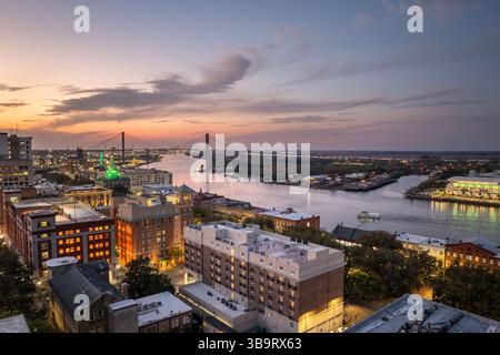 Panoramablick auf die Stadt mit alter historischer Architektur in Savannah, Georgia. Südamerikanische Architektur am Abend Stockfoto