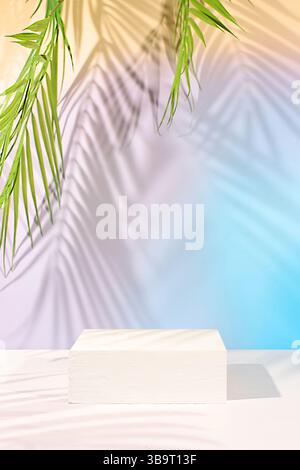 Leeres Podium auf elegantem sonnigen mehrfarbigen Hintergrund mit langen Schatten von Palmblättern. Schöne Vorlage und Banner für Ihre Kreativität, Sommerteil Stockfoto
