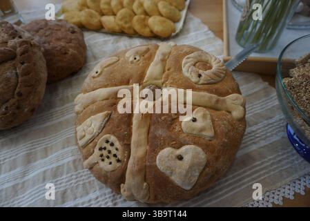 Christopsomo, ein traditionelles griechisches Weihnachtsbrot zu Ehren Christi, verziert mit symbolischen Teigformen wie Kreuzen, Herzen und Spiralen Stockfoto