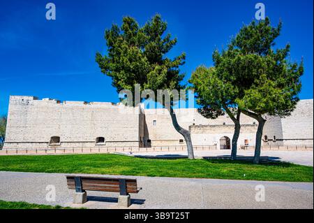 Eintritt in das normannische schwäbische Schloss Barletta an einem schönen Frühlingstag Stockfoto