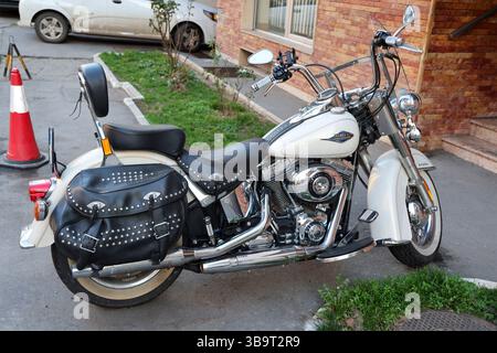 Klassisches White Harley-Davidson-Motorrad auf der Straße Stockfoto