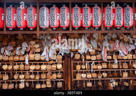 Kyoto, Japan, 21. April 2025: Holzema und rote Chochin hängen an einem japanischen Schrein und zeigen Gebete, Wünsche und traditionelle japanische Kultur Stockfoto