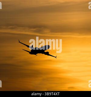 Silhouette Jet-Flugzeug bei Sunset Boeing 737-8AS mit Anflug zur Landung am Flughafen Stansted (London) Essex Stockfoto