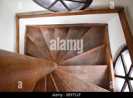Blick von oben auf die Holztreppe. Stockfoto