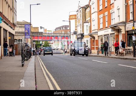 LONDON, 28. APRIL 2025: Offener Blick auf die Straße von Parsons Green, einem gehobenen Wohnviertel im Südwesten Londons Stockfoto