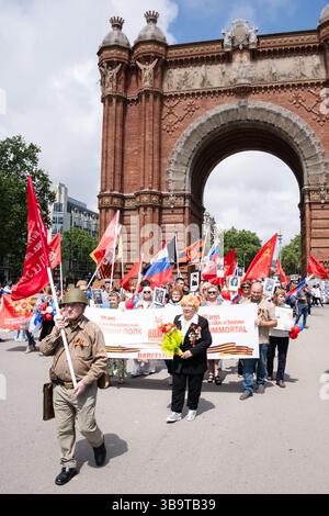 Barcelona, Spanien, 10. Mai 2025. Veteranen und Veteranenfamilien marschieren am 80. Jahrestag des Endes des Zweiten Weltkrieges durch den Arc de Triomf in Barcelona, um die russischen sowjetischen Soldaten zu gedenken, die während des Krieges gefallen sind. Zu den Marschierenden gehörten Familienmitglieder und Kriegsveteranen und sie flogen russische, sowjetische und Stalin-Fahnen. Es gab einen Anti-Kriegs-Protest und viele Mitglieder der Öffentlichkeit riefen Anti-Kriegs- und Anti-Putin-Botschaften gegen das Volk, während es marschierte. Barcelona, Spanien, 10. Mai 2025. Bild: Rob Watkins/Alamy Live News. Stockfoto