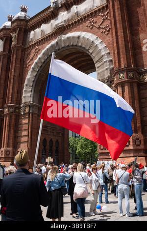 Barcelona, Spanien, 10. Mai 2025. Veteranen und Veteranenfamilien marschieren am 80. Jahrestag des Endes des Zweiten Weltkrieges durch den Arc de Triomf in Barcelona, um die russischen sowjetischen Soldaten zu gedenken, die während des Krieges gefallen sind. Zu den Marschierenden gehörten Familienmitglieder und Kriegsveteranen und sie flogen russische, sowjetische und Stalin-Fahnen. Es gab einen Anti-Kriegs-Protest und viele Mitglieder der Öffentlichkeit riefen Anti-Kriegs- und Anti-Putin-Botschaften gegen das Volk, während es marschierte. Barcelona, Spanien, 10. Mai 2025. Bild: Rob Watkins/Alamy Live News. Stockfoto