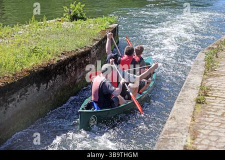 Wassersport und Naturschutz im Konflikt eine Bootsrutsche nahe der Wehranlage in Bochum Dahlhausen Bochum Nordrhein-Westfalen Deutschland Dahlhausen *** Wassersport und Naturschutz im Konflikt Eine Bootsrutsche in der Nähe des Wehr in Bochum Dahlhausen Bochum Nordrhein-Westfalen Deutschland Dahlhausen Stockfoto