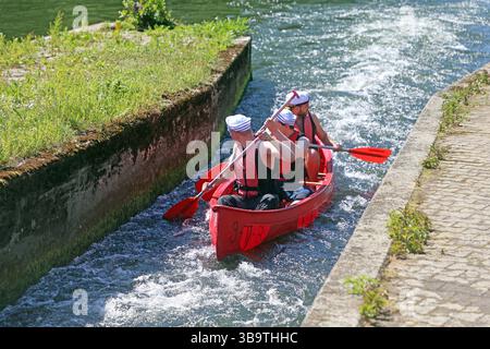 Wassersport und Naturschutz im Konflikt eine Bootsrutsche nahe der Wehranlage in Bochum Dahlhausen Bochum Nordrhein-Westfalen Deutschland Dahlhausen *** Wassersport und Naturschutz im Konflikt Eine Bootsrutsche in der Nähe des Wehr in Bochum Dahlhausen Bochum Nordrhein-Westfalen Deutschland Dahlhausen Stockfoto