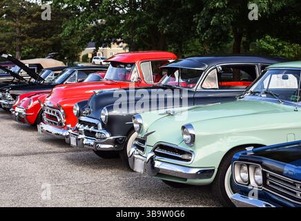 East Gwillimbury, Ontario, Kanada - 28. Mai 2022: Aufstellung geparkter Oldtimer im Retro-Stil Stockfoto