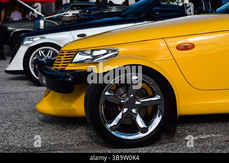 East Gwillimbury, Ontario, Kanada - 28. Mai 2022: Seitenansicht und Vorderrad des hellgelben Plymouth Prowler Stockfoto