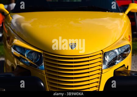 East Gwillimbury, Ontario, Kanada - 28. Mai 2022: Nahaufnahme des vorderen Stoßfängers von Plymouth Prowler Stockfoto