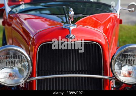 28. Mai 2022: East Gwillimbury, Ontario, Kanada: Vorderansicht des alten Ford Oldtimer des Modells B aus dem Jahr 1932 mit fliegender Dame oder schwimmender Nymphe auf HO Stockfoto