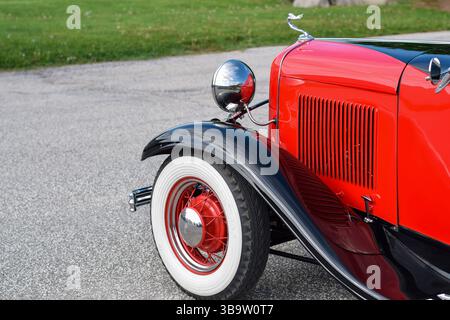 28. Mai 2022: East Gwillimbury, Ontario, Kanada: Seitenansicht und ein Reifen eines alten Ford Oldtimer des Modells B aus dem Jahr 1932 Stockfoto