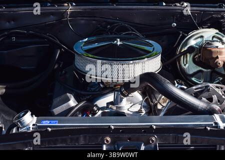 28. Mai 2022: East Gwillimbury, Ontario, Kanada: Offene Motorhaube des freiliegenden Oldtimer-Motors Stockfoto