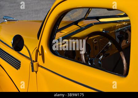 East Gwillimbury, Ontario, Kanada - 28. Mai 2022: Innenraum eines gelben Retro-Ford V8-Autos Stockfoto