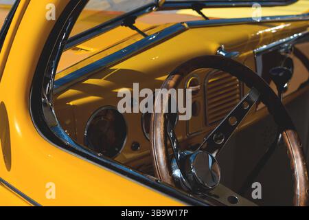 East Gwillimbury, Ontario, Kanada - 28. Mai 2022: Innenraum eines gelben Retro-Ford V8-Autos Stockfoto