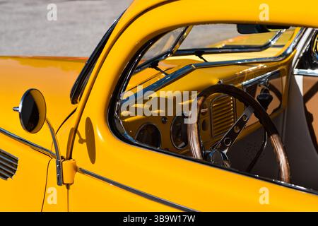 East Gwillimbury, Ontario, Kanada - 28. Mai 2022: Innenraum eines gelben Retro-Ford V8-Autos Stockfoto