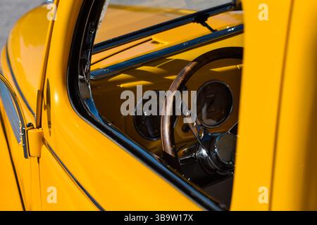 East Gwillimbury, Ontario, Kanada - 28. Mai 2022: Innenraum eines gelben Retro-Ford V8-Autos Stockfoto