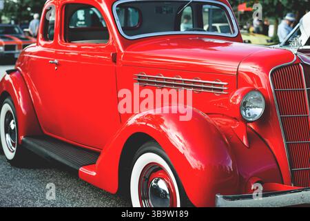 East Gwillimbury, Ontario, Kanada - 28. Mai 2022: Seitenansicht eines roten Plymouth-Oldtimers im Retro-Stil Stockfoto