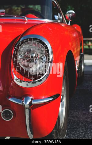 East Gwillimbury, Ontario, Kanada - 28. Mai 2022: Nahscheinwerfer des roten Chevrolet Corvette-Autos im Retro-Look Stockfoto