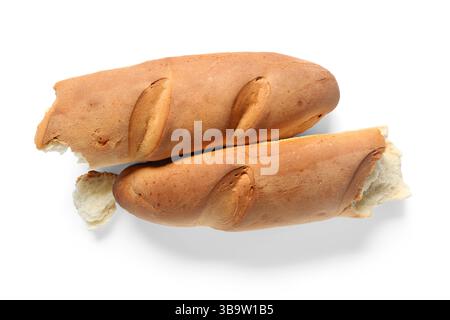 Schneiden Sie frisches Baguette auf weißem Hintergrund Stockfoto