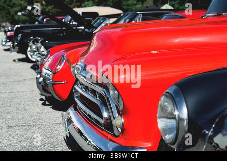 East Gwillimbury, Ontario, Kanada - 28. Mai 2022: Auswahl von roten und schwarzen Retro-Oldtimern Stockfoto