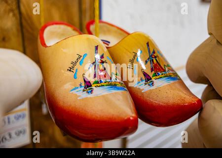 Nahaufnahme von traditionellen niederländischen Holzschuhen mit bunten handgemalten Mustern, die als kulturelle Souvenirs verkauft werden Stockfoto