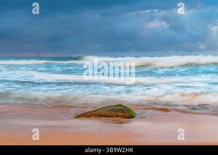 Moody Sunrise Seascape am Killcare Beach an der Central Coast von NSW, Australien. Stockfoto