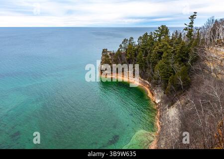 Foto von Miners Castle Rock am Pictured Rocks National Lakeshore Michigan bei Sonnenuntergang mit goldenem Licht über Klippen und Lake Superior. Stockfoto
