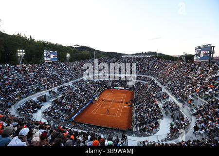 Rom, Italien. Mai 2025. Zuschauer sehen das Spiel der Männer im Einzelspiel 64 zwischen Jannik Sinner aus Italien und Mariano Navone aus Argentinien bei den ATP Italian Open in Rom, Italien, am 10. Mai 2025. Quelle: Li Jing/Xinhua/Alamy Live News Stockfoto