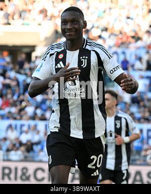Rom, Italien. Mai 2025. Juventus’ Randal Kolo Muani feiert sein Tor während eines Fußballspiels der Serie A zwischen Latium und Juventus am 10. Mai 2025 in Rom. Quelle: Alberto Lingria/Xinhua/Alamy Live News Stockfoto