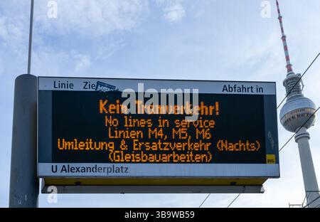 Die digitale Anzeige am Alexanderplatz Berlin meldet während der Bauarbeiten den Straßenbahnbetrieb in der Nähe des berühmten Fernsehturms. Stockfoto