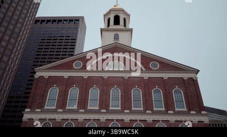 BOSTON, USA - 3. APRIL 2017 - Faneuil Hall dominiert die Skyline von Boston mit ihrer historischen Architektur Stockfoto