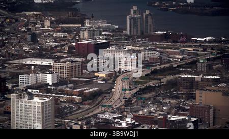 PHILADELPHIA, USA - 6. APRIL 2017 - Interstate 95, kurvig durch das Industrieviertel von Philadelphia Stockfoto